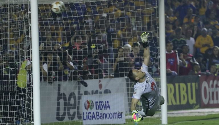 Moisés Muñoz durante los penaltis en la Final de Vuelta contra Tigres