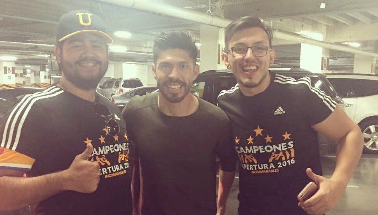 Oribe Peralta se toma la foto con los aficionados tigres