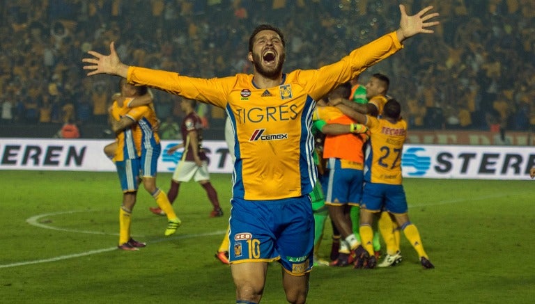 André-Pierre Gignac alza los brazos tras ganar el título del A2016