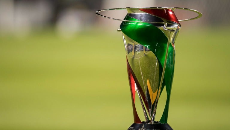 La Copa en la Final entre Gallos y Chivas