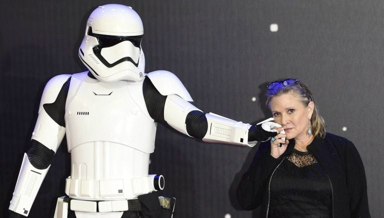 Carrie Fisher le da un beso en la mano a un Stormtrooper