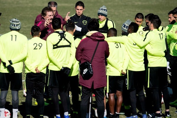 Ricardo Antonio charla con sus futbolistas en un entrenamiento