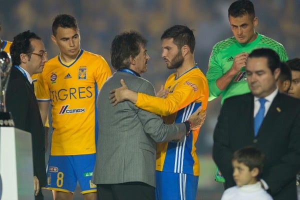 La Volpe charla con Gignac tras la Final de la Liga MX