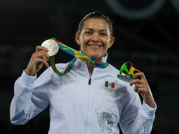 María del Rosario Espinoza con su medalla obtenida en Río