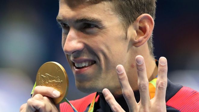 Michel Phelps con una de sus medallas ganadas en Río