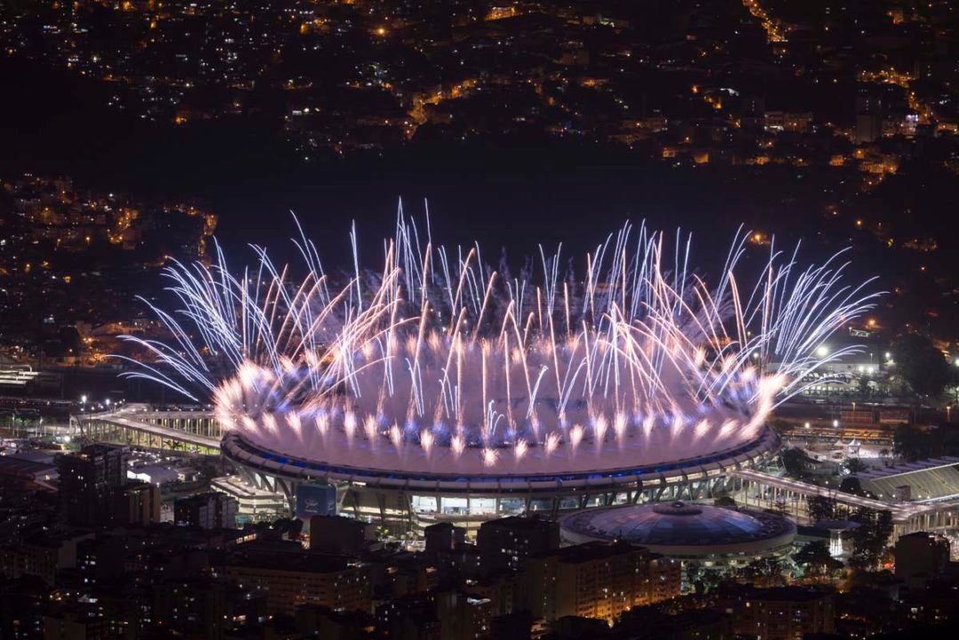 El estadio Maracaná con fuegos artificiales durante la Inauguración de Río