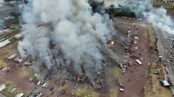 Momento del incendio en Tultepec