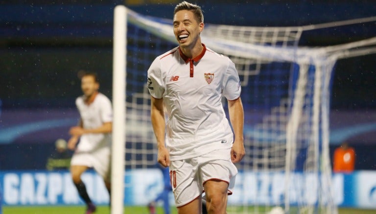 Samir Nasri disputa un compromiso con el Sevilla 