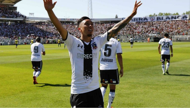 Martín Rodríguez celebra una anotación con Colo Colo 