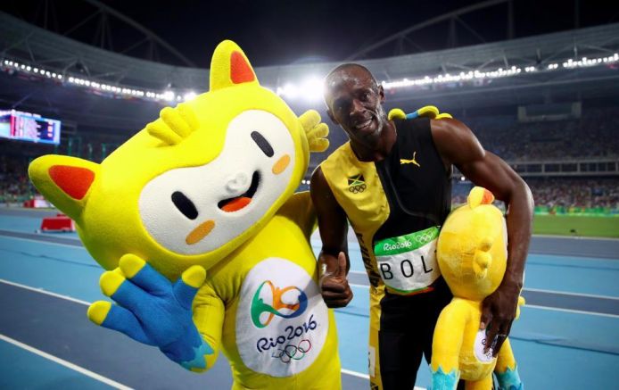 Bolt posa con la mascota de Río 2016 tras ganar una competencia