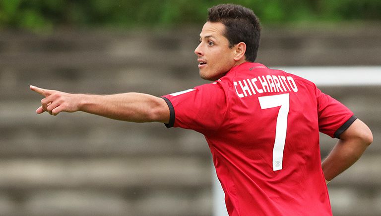 Chicharito festeja un gol con Bayer Leverkusen