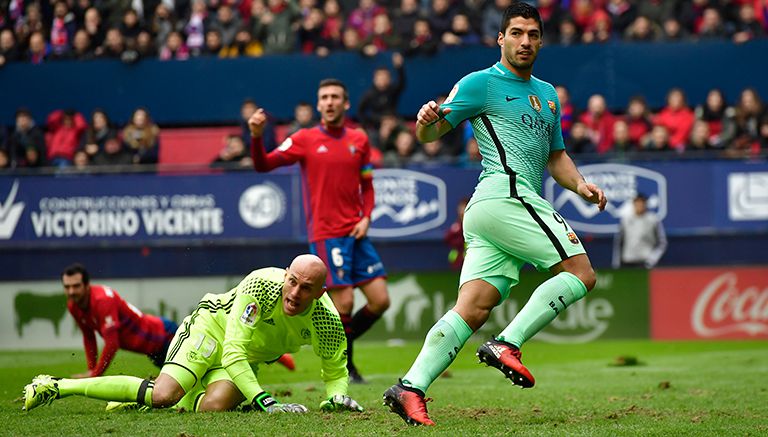 Luis Suárez marca un tanto contra Osasuna 