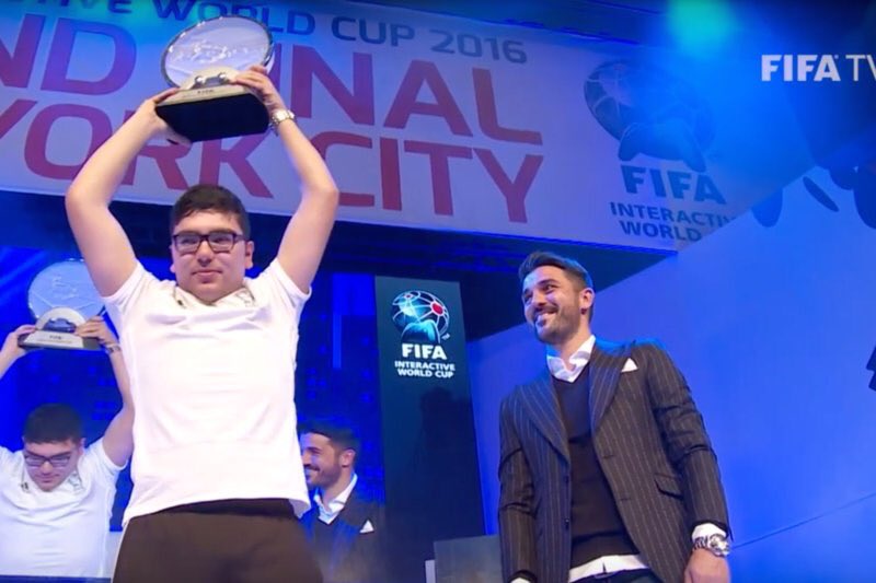 Mohamad Al-Bacha levanta su trofeo de Campéon de FIFA 16