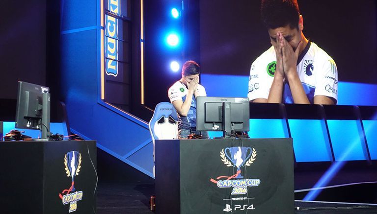 NuckleDu estalla en llanto tras coronarse en la Capcom Cup