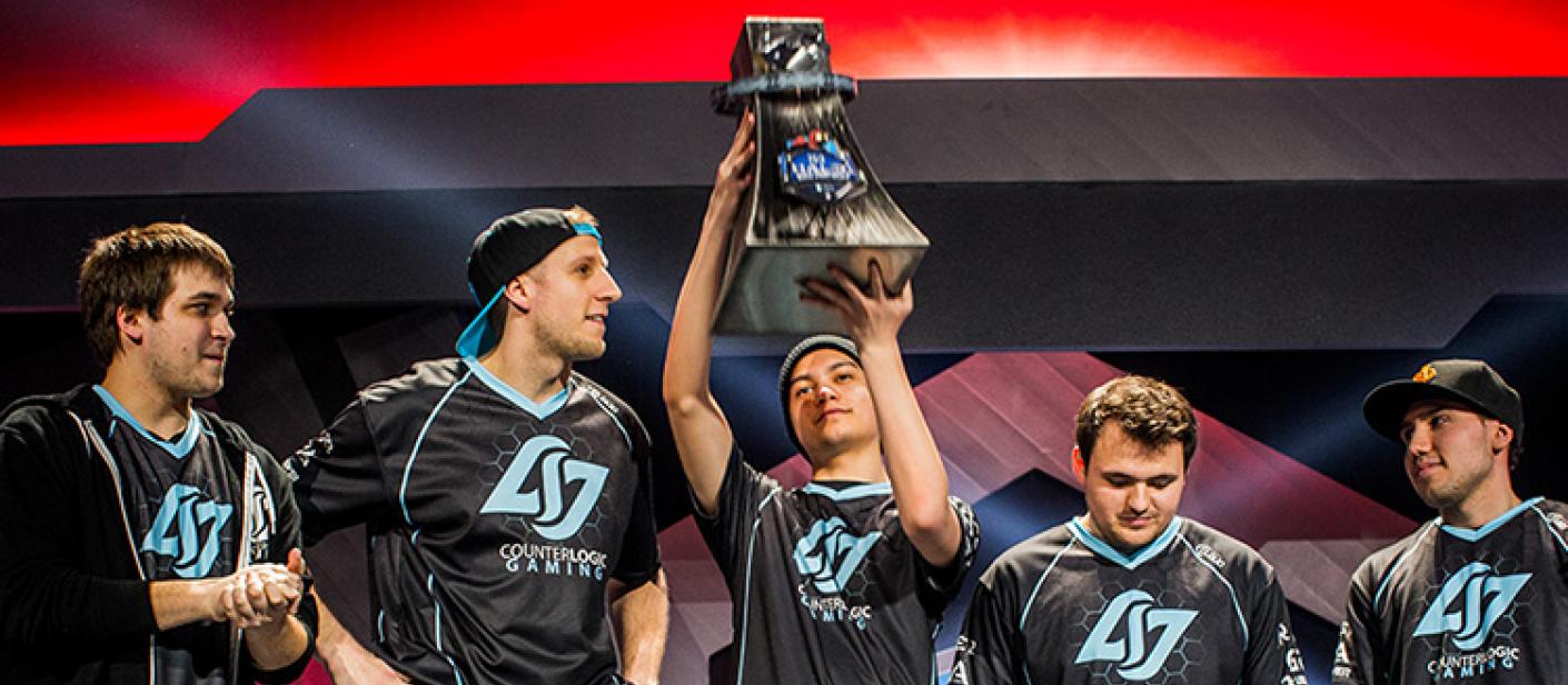 Los integrantes de Counter Logic Gaming alzan el trofeo de Campeones