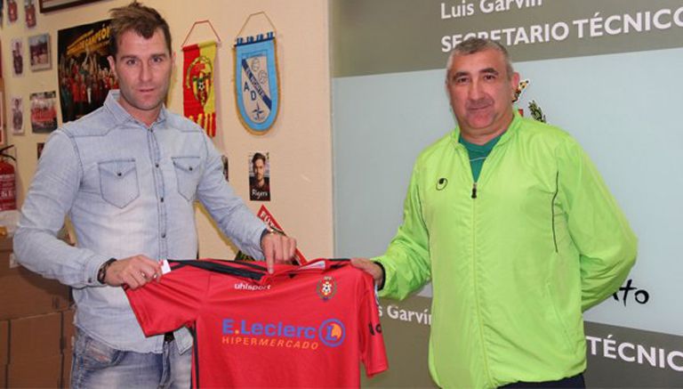 Aníbal Zurdo posa con la playera del Atlético Pinto