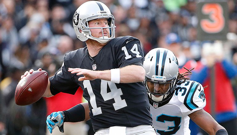 Matt McGloin, suplente de Carr, a punto de lanzar un pase