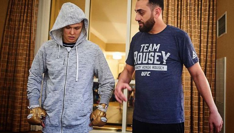 Rousey entrena en su habitación con Edmond Tarverdyan