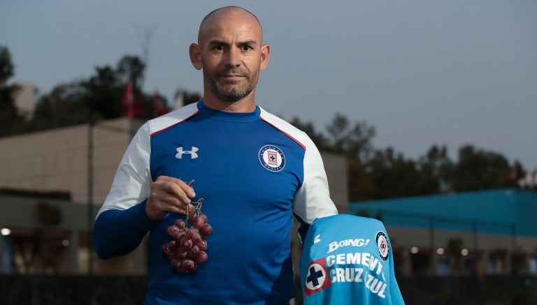 Jémez posa con unas uvas en las instalaciones del Cruz Azul