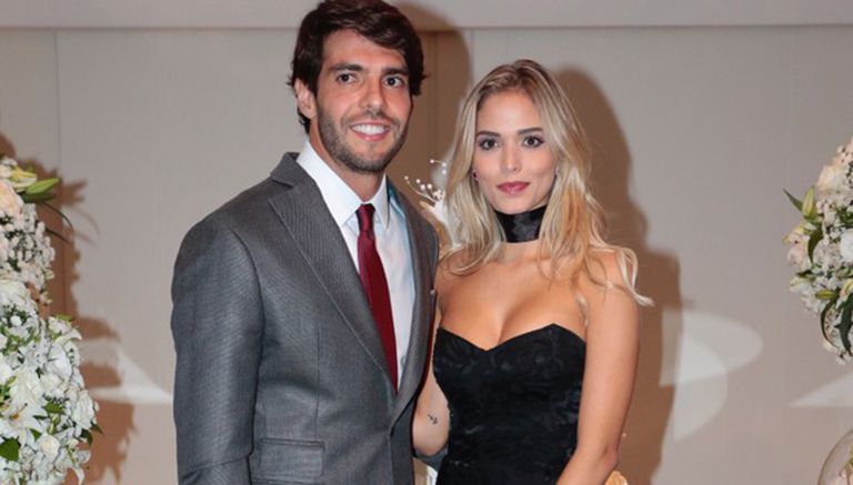 Kaká acompañado de su novia, Carolina Dias