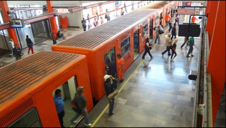 Usuarios, en estación del metro Observatorio