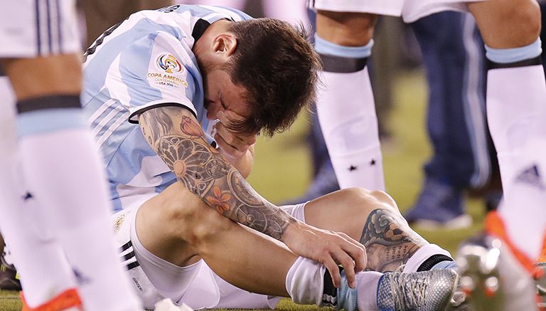 Lionel Messi se lamenta tras caer en la Final de Copa América 2016