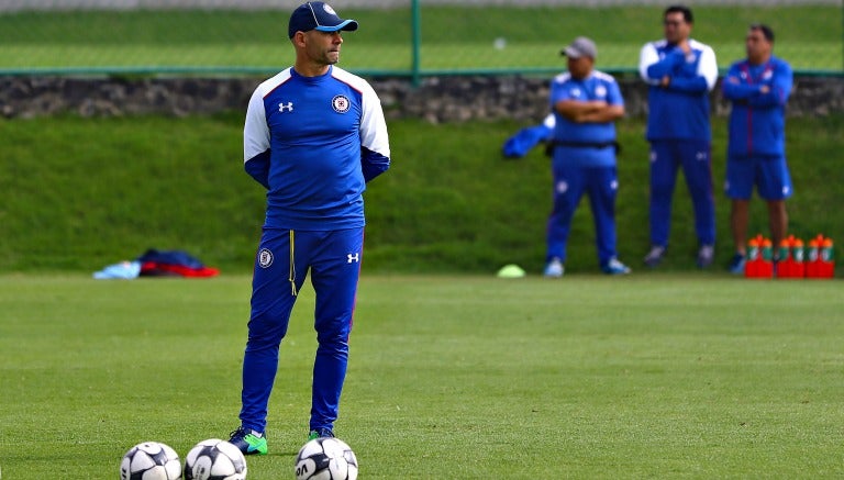 Paco dirige un entrenamiento con Cruz Azul