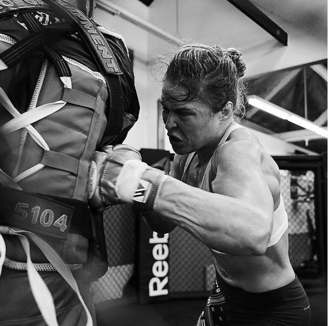 Ronda entrena su boxeo en el gimnasio