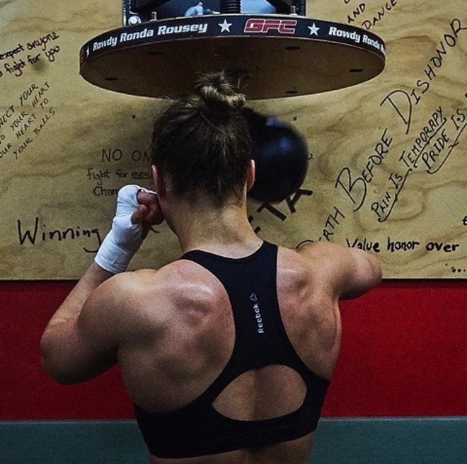 Rousey golepa una pera de box en entrenamiento