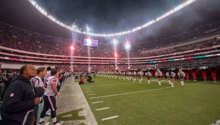 Entonan los himnos en el estadio Azteca durante el Raiders vs Texans