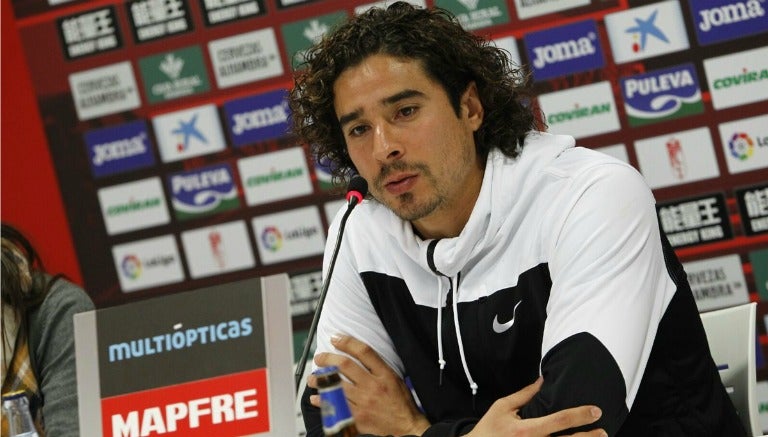 Ochoa habla durante conferencia de prensa con el Granada