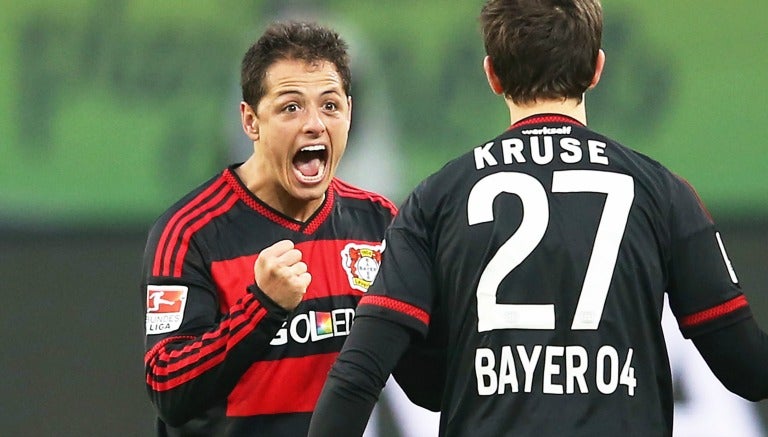 Chicharito festeja un gol con Kruse en el Bayer Leverkusen