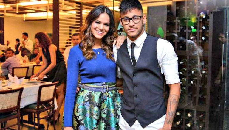 Neymar y Bruna Marquezine posando para foto