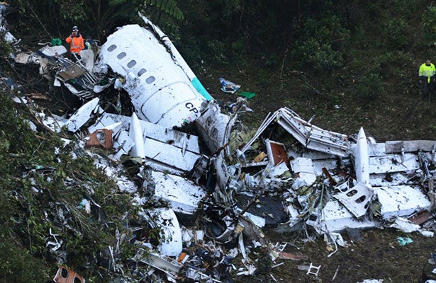 El avión del Chapecoense después de estrallarse en Colombia