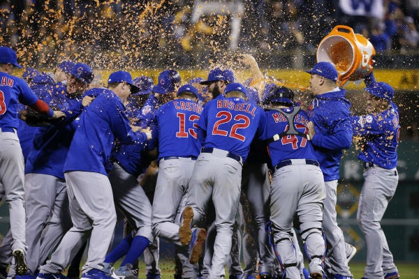 Los jugadores de los Cubs celebran el título