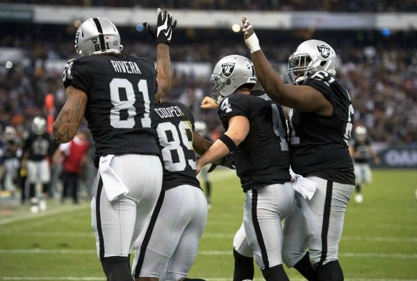 Los Raiders celebran un TD frente a Texans en la cancha del Estadio Azteca