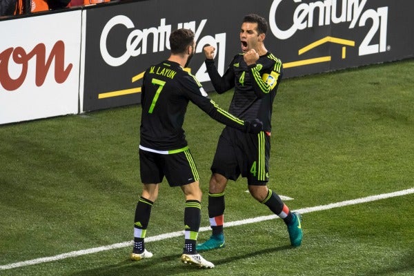 Rafael Márquez celebra con Layún el gol del triunfo frente a EU