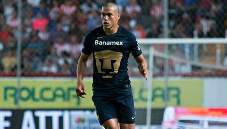 Verón, durante un juego de Pumas en el Apertura 2016