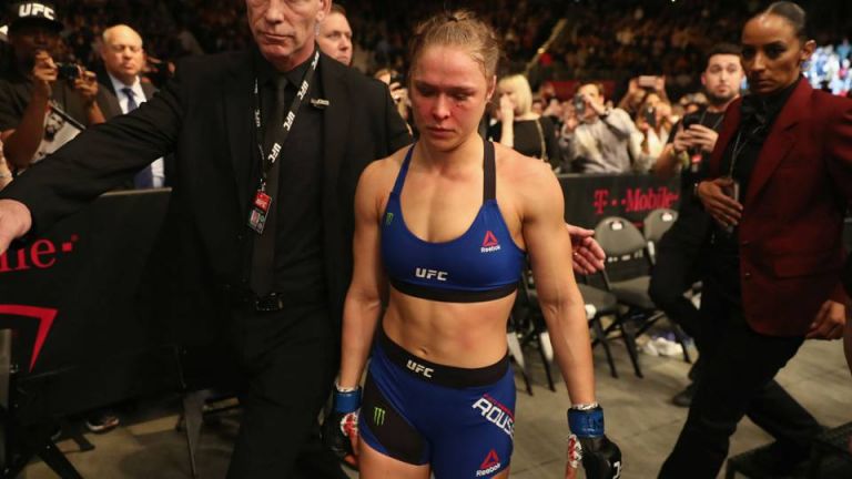 Rousey camina fuera del octágono tras perder con Nunes