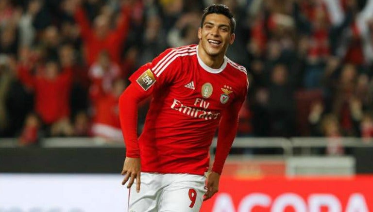 Raúl Jiménez en un partido con el Benfica