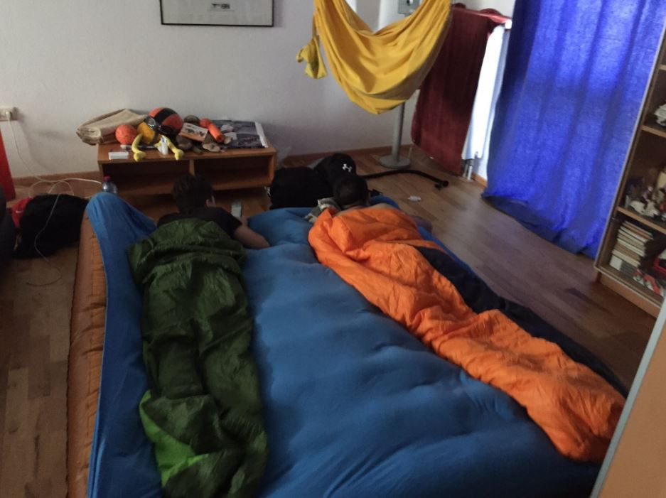 Fans del Mónaco duermen en casa de un aficionado teutón