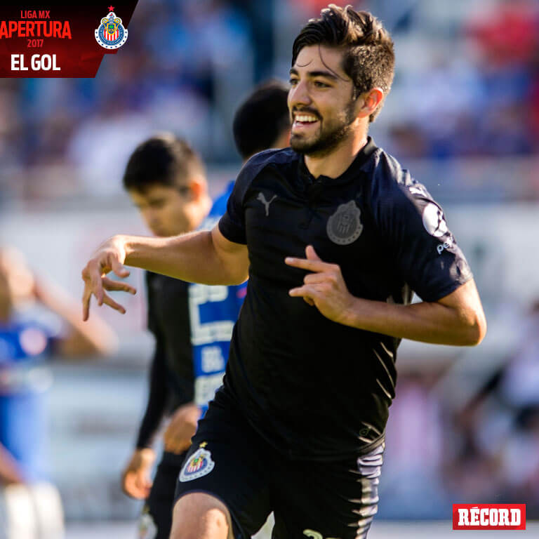 Rodolfo Pizarro festeja tras anotar su gol frente a Cruz Azul