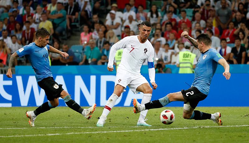 Torreira y Giménez intentan quitarle el balón a Cristiano Ronaldo