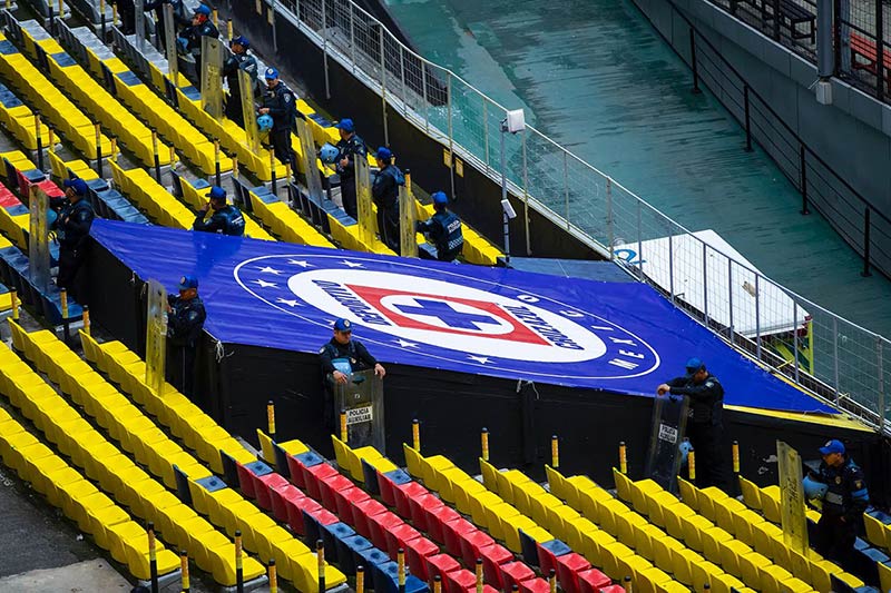 Escudo de Cruz Azul por fin luce en el Estadio Azteca