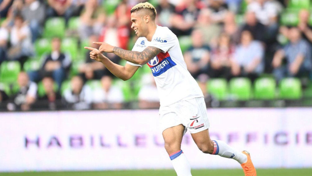 Mariano Díaz festeja gol con el Lyon