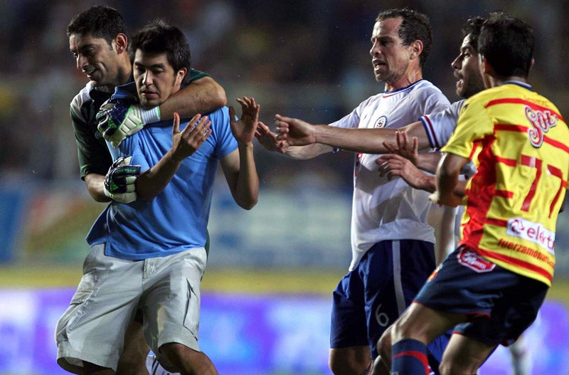 Corona detiene al pseudo aficionado que ingresó a la cancha 