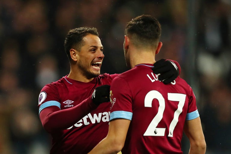 Chicharito celebra con su compañero del West Ham