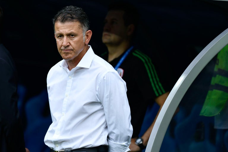 Juan Carlos Osorio observa un partido