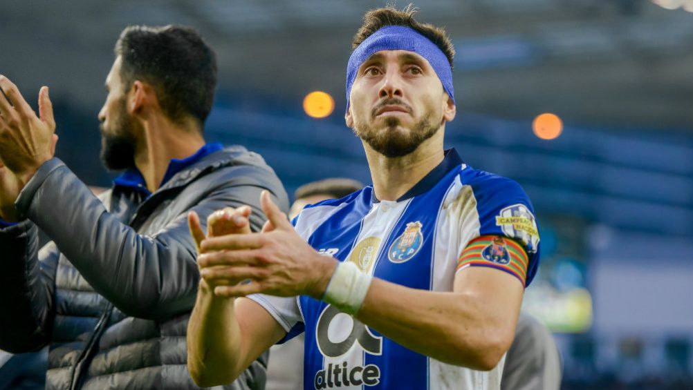 Héctor Herrera aplaude después de un partido