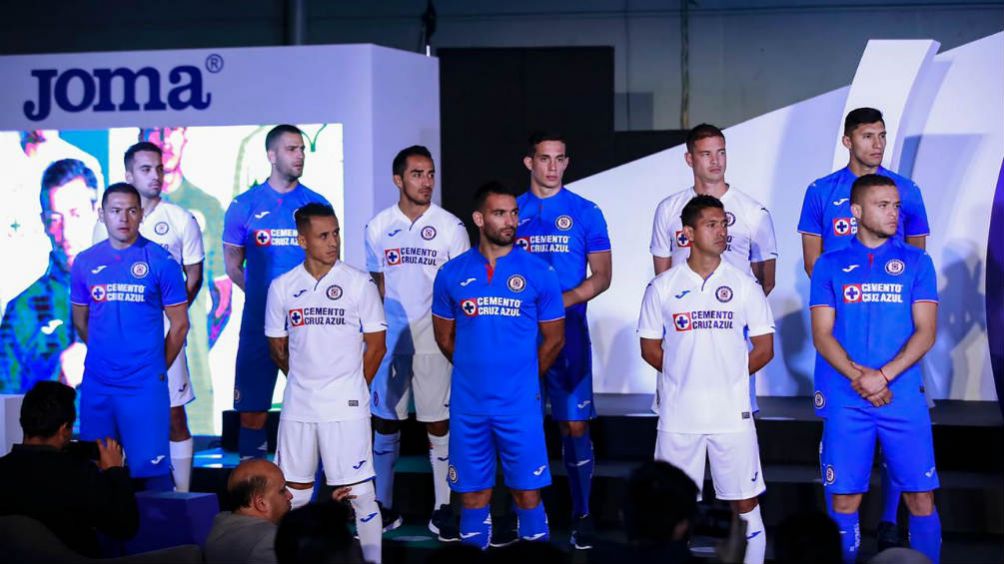 Jugadores del Cruz Azul durante la presentación del nuevo uniforme